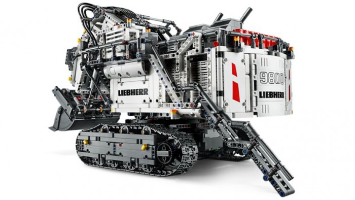 Wie beim Liebherr-Original lässt sich auch beim LEGO Technic&trade; Liebherr Bagger die Leiter für den Einstieg des Baggerführers ausfahren. (Bild: LEGO)
